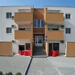 Appartement In With Swimming Pool Nin