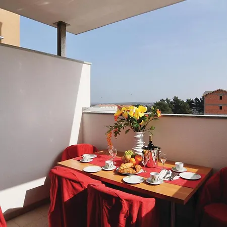 In With Swimming Pool Апартаменты Нин