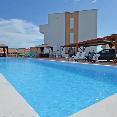 Апартаменты In With Swimming Pool