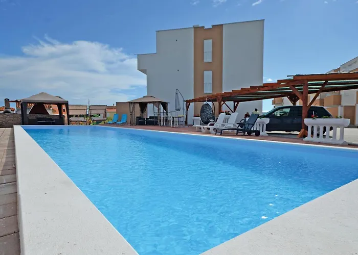 Апартаменты In With Swimming Pool