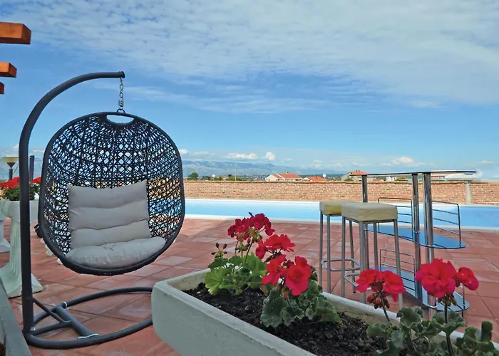 In With Swimming Pool Нин