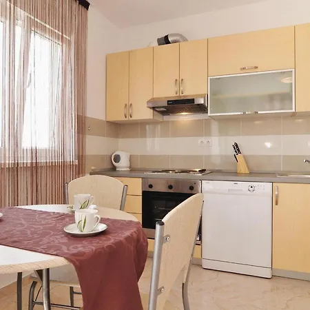 In With Swimming Pool Apartman Nin