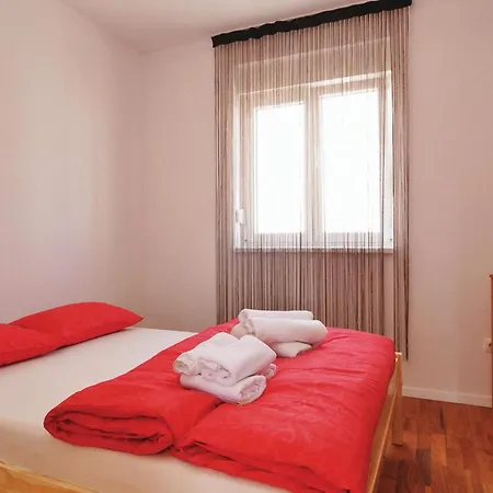 Apartman In With Swimming Pool Nin