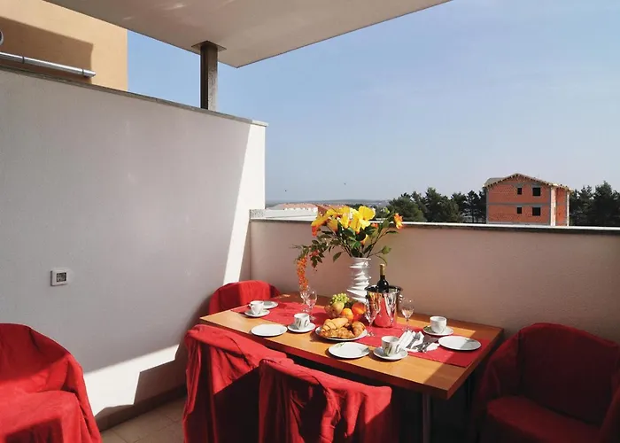 In With Swimming Pool Lägenhet Nin