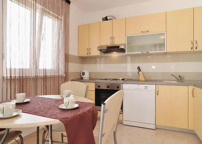 In With Swimming Pool Apartman Nin