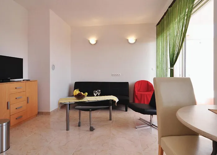 In With Swimming Pool Apartman Nin