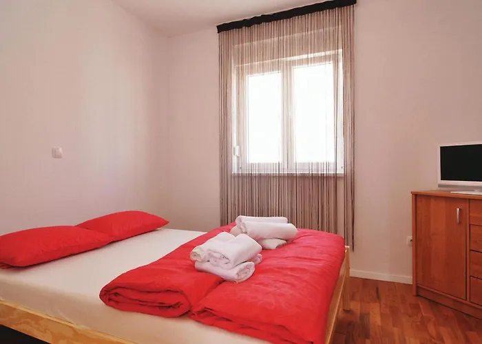 Apartman In With Swimming Pool Nin