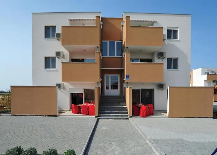 Apartman In With Swimming Pool Nin