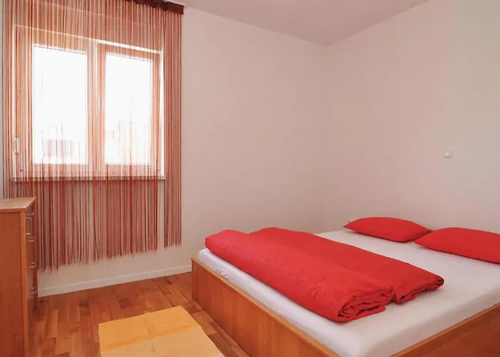 In With Swimming Pool Apartman Nin