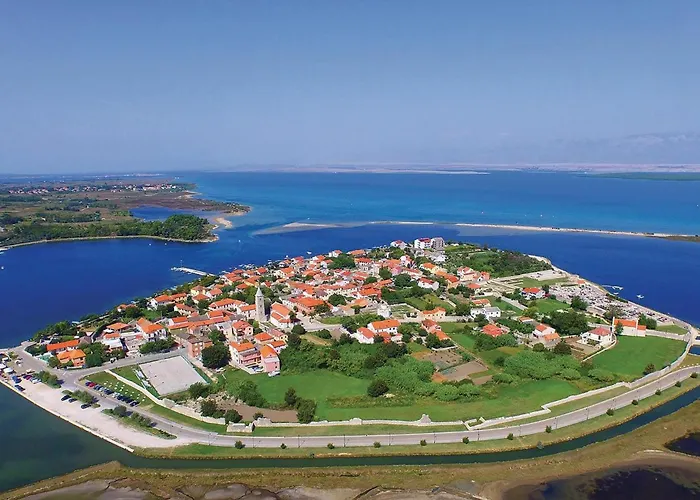 Apartman In With Swimming Pool Nin